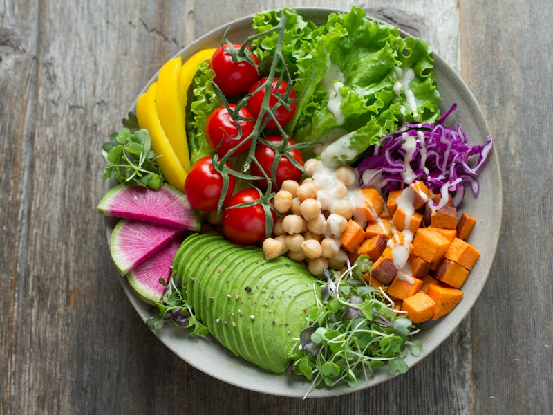 Bowl con palta, tomates cherry, garbanzos y camote visto desde arriba